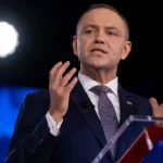 Poľský prezident sa urýchlene vracia do vlasti, na ústavnom súde je chaos a polícia