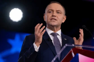 Poľský prezident sa urýchlene vracia do vlasti, na ústavnom súde je chaos a polícia