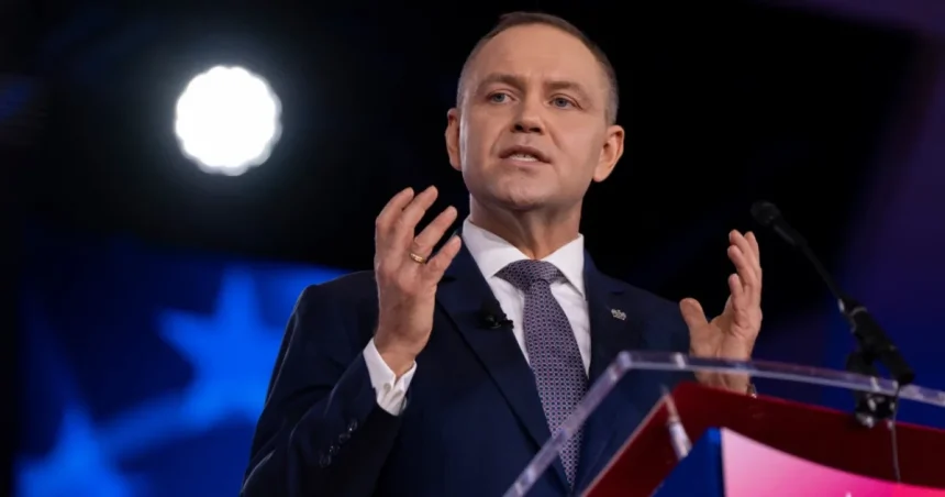 Poľský prezident sa urýchlene vracia do vlasti, na ústavnom súde je chaos a polícia