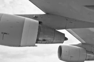 Prasknuté sklo v 11 km, Boeing zmenil kurz. Hrozí to aj vám?