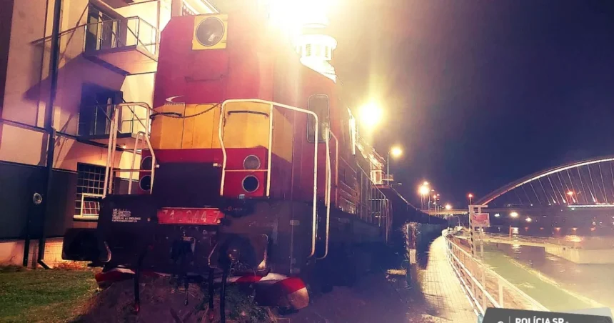 Pri Bratislave zrazil nákladný vlak človeka, rušňovodič tragédii nezabránil
