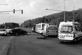 Pri Veľkom Šariši sa zrazilo auto s autobusom, muž neprežil