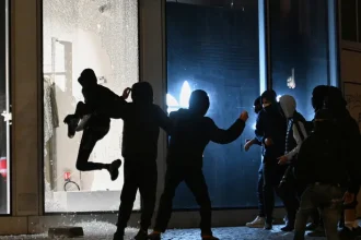 Protestujúci zablokovali vstupy do Louvru, situácia v Paríži sa vyhrocuje