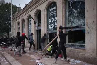 Protesty ve Francii přerostly v rabování, tisíce podniků jsou v troskách
