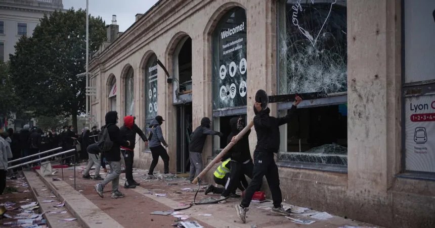 Protesty ve Francii přerostly v rabování, tisíce podniků jsou v troskách