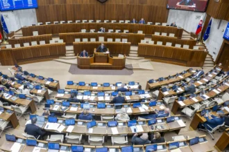 PS pred Smerom, SaS výrazne oslabla. Prieskum ukázal, komu chýbajú hlasy na vládu