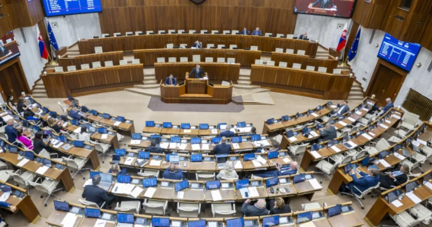 PS pred Smerom, SaS výrazne oslabla. Prieskum ukázal, komu chýbajú hlasy na vládu