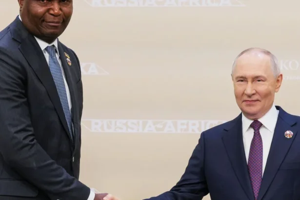 Putin sa zľakol fotky s prezidentom Mozambiku. Ako to riešili v Kremli?