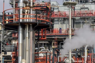 Ropa Brent vzrástla na 115 dolárov za barel pre obavy z konfliktu