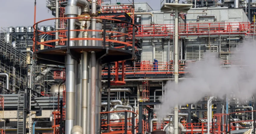 Ropa Brent vzrástla na 115 dolárov za barel pre obavy z konfliktu