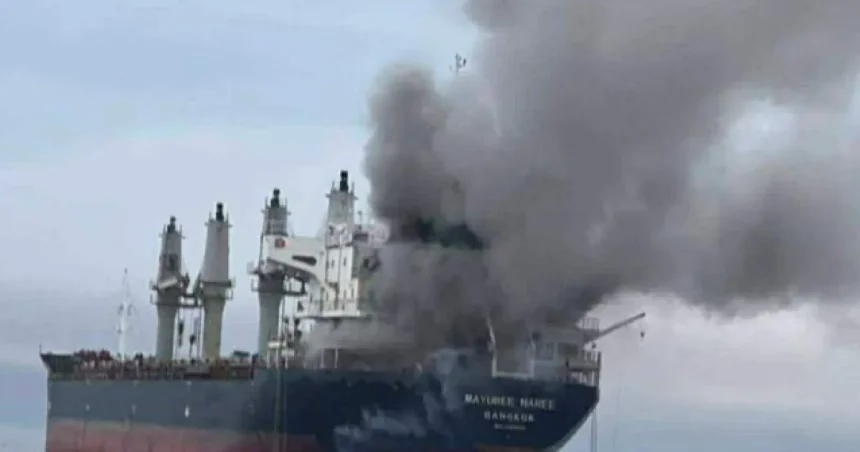 Ropný tanker zachvátil požiar po náraze na mínu, Irán tvrdí, že porušil zákaz