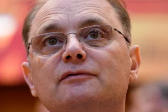 Rumunsko má nového premiéra, Niculescua podporilo 280 poslancov