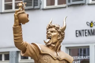 Socha cibuľového diabla rozdelila mestečko: primátorovi hrozia smrťou, cirkev ju bráni