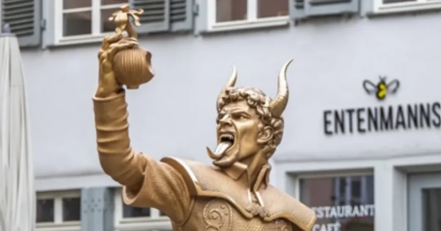 Socha cibuľového diabla rozdelila mestečko: primátorovi hrozia smrťou, cirkev ju bráni