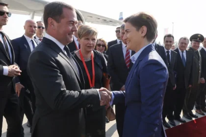 Srbsko mení kurz: Nová vláda podľa Brnabičovej najprv udrie na Rusko