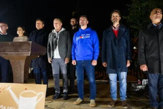 Stovky ľudí zaplnili Námestie SNP na proteste opozície