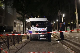 Streľba na parížskom predmestí: útočník zabíjal priamo na ulici