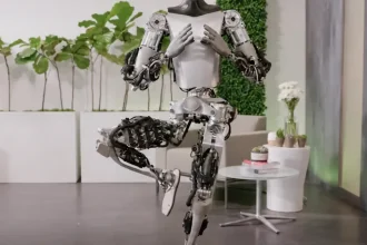 Tesla spúšťa výrobu humanoidných robotov Optimus, čistý zisk klesol o 43 percent