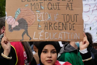 Tisíce mladých vo Francúzsku protestovali pokojne, pred víkendom prichádzajú ďalšie zákazy