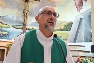Tragédia, z ktorej mrazí: Na kňaza sa počas omše zrútil kríž, všetko zachytila kamera