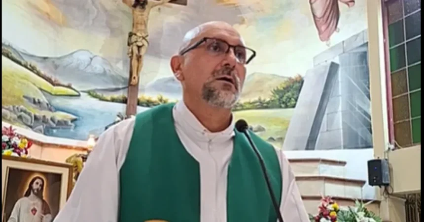 Tragédia, z ktorej mrazí: Na kňaza sa počas omše zrútil kríž, všetko zachytila kamera