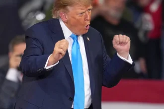 Trump čelí kritike aj od vlastných po zrušení časti sankcií