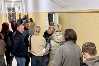 V Bratislave sa večer tvorili obrovské rady, voliť sa možno bude aj po 20.00 h