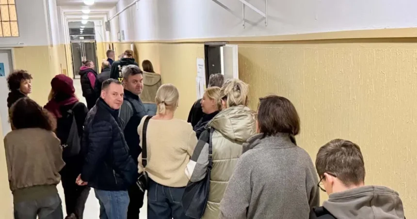 V Bratislave sa večer tvorili obrovské rady, voliť sa možno bude aj po 20.00 h