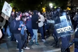 V centre mesta si postavili stany, lebo si nemôžu dovoliť bývanie. Polícia v noci zasiahla