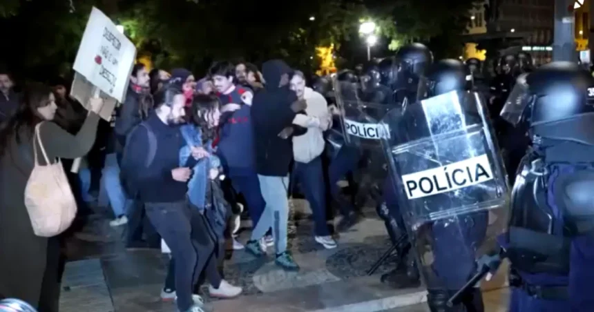 V centre mesta si postavili stany, lebo si nemôžu dovoliť bývanie. Polícia v noci zasiahla