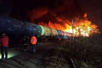 V noci otriasli Ruskou železnicou výbuchy, cisterny skončili v plameňoch