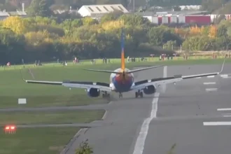 VIDEO: Boeing zišiel pri pristávaní z dráhy, kamera zachytila dramatickú scénu