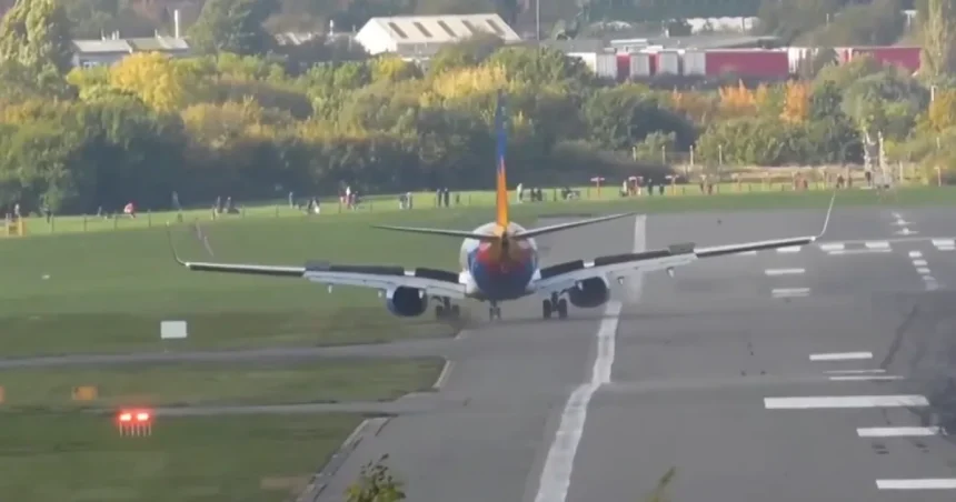 VIDEO: Boeing zišiel pri pristávaní z dráhy, kamera zachytila dramatickú scénu
