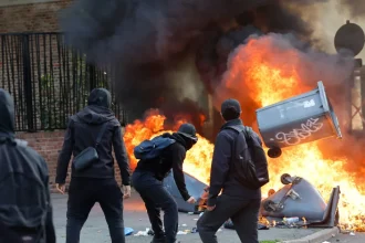 Vo Francúzsku pokračujú študentské protesty, horia školy a jeden mladík prišiel o oko
