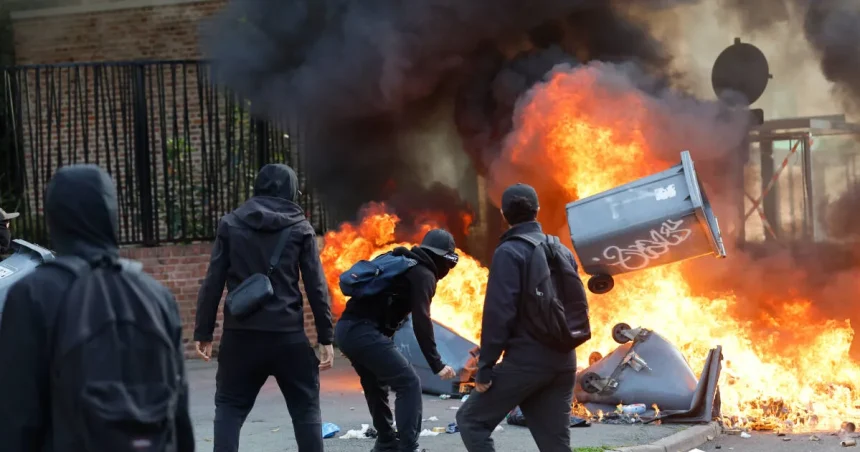 Vo Francúzsku pokračujú študentské protesty, horia školy a jeden mladík prišiel o oko
