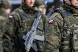 Zabarikádal sa, kričal o „armádnej mafii“. Exvojaka zadržali v živom vysielaní