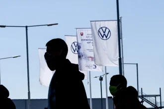 Zmrazenie platov v automobilke: Čo to znamená pre Slovákov?