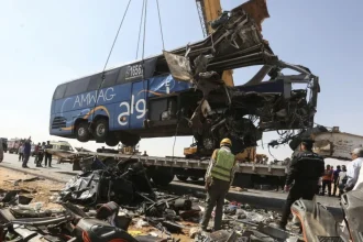 Zrážka autobusu s turistami v Egypte si vyžiadala 13 obetí a desiatky zranených