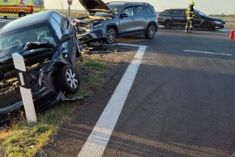 Zrážka na D4 pri Bratislave: Traja zranení, auto mimo cesty