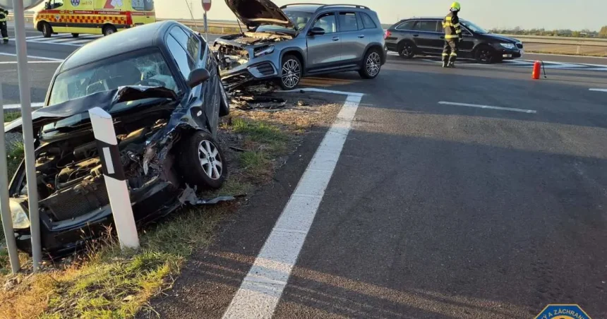 Zrážka na D4 pri Bratislave: Traja zranení, auto mimo cesty